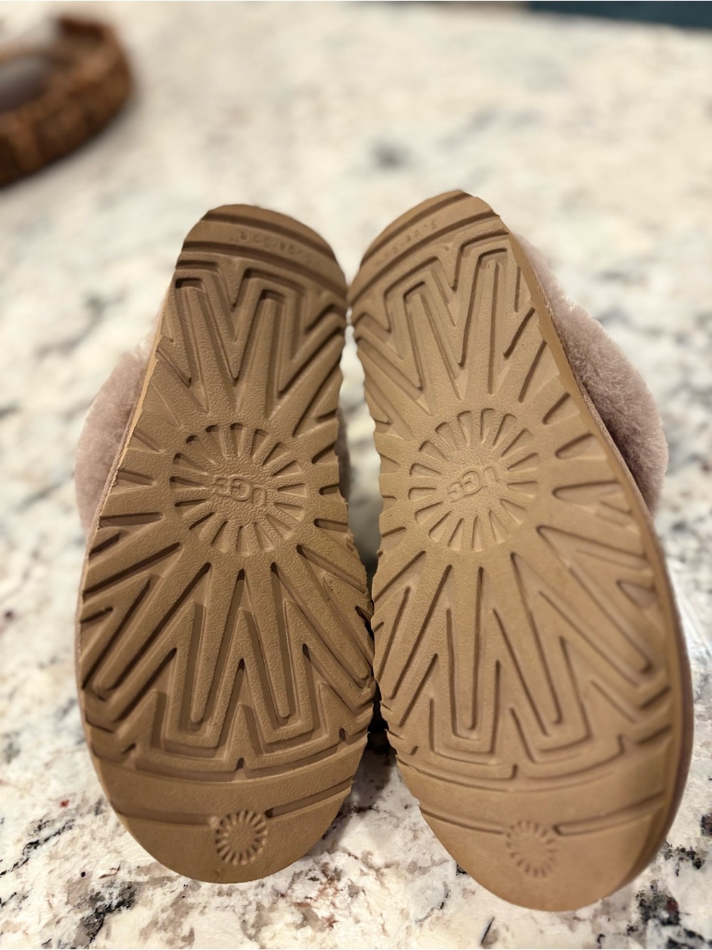 UGG Cozy Slippers Women’s Size 5 Tan Shearling Lined Slip On Slippers - Picture 6 of 9